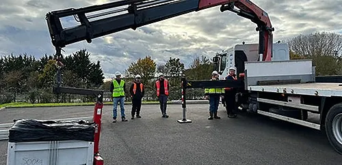 Camion équipé d'une grue auxiliaire de chargement, formation R490